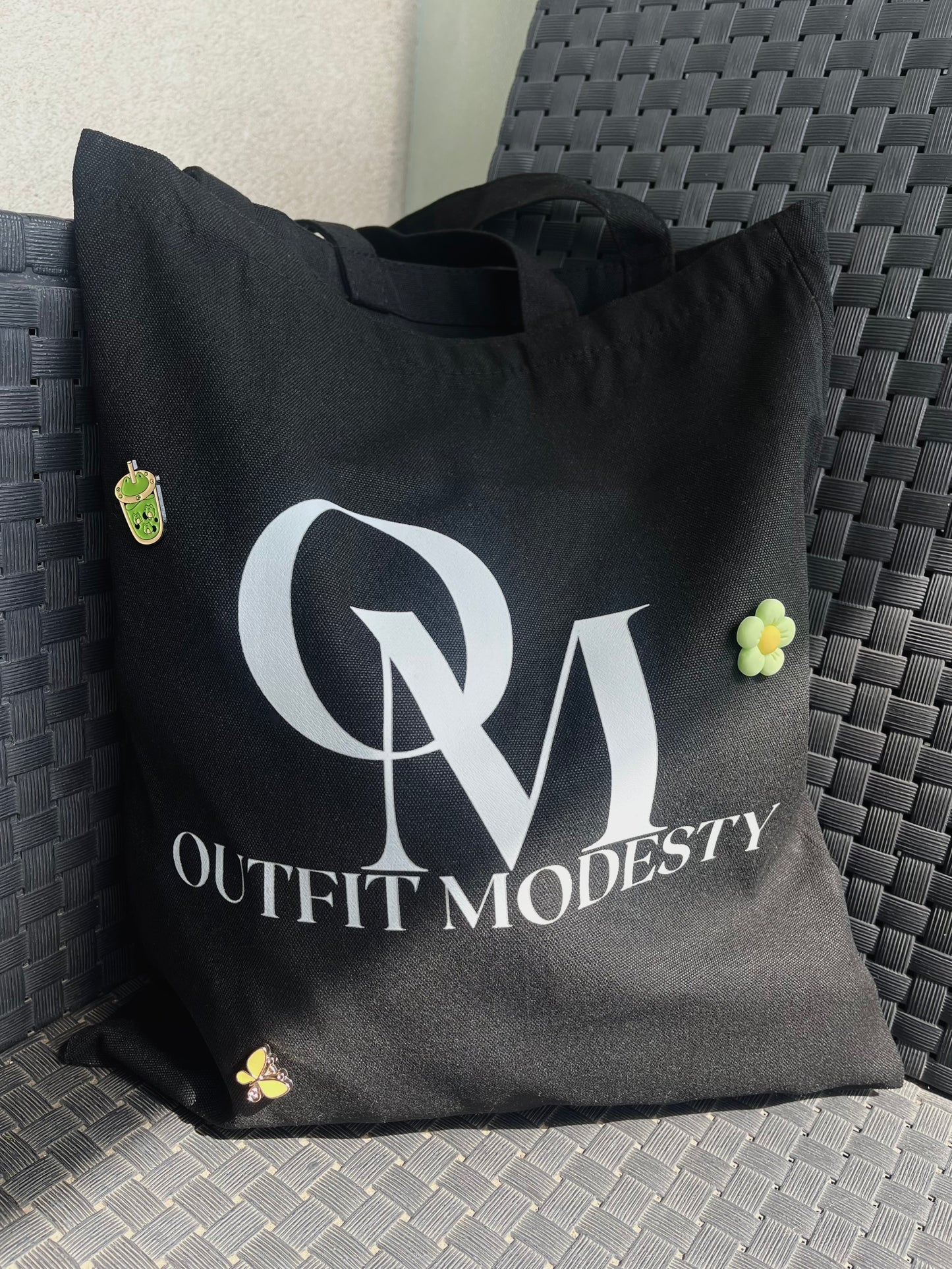 TOTE BAG OUTFIT MODESTY